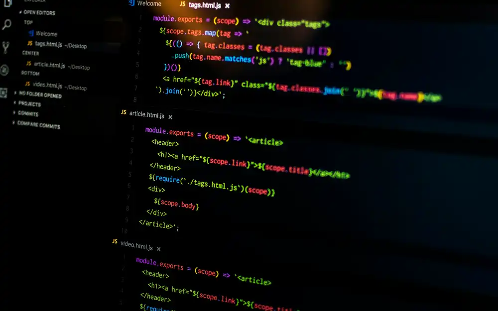 Editor de código en tema oscuro mostrando varios archivos de un proyecto web