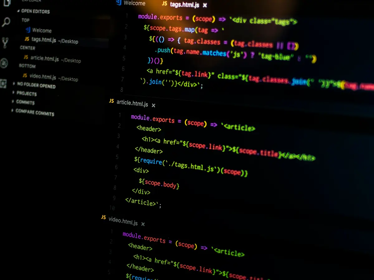 Editor de código en tema oscuro con varios archivos abiertos en pestañas