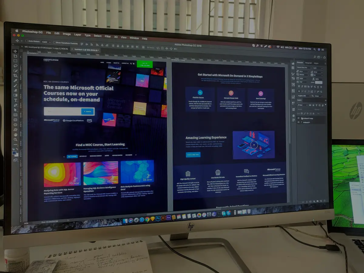 Monitor mostrando el diseño de una web oscura abierto en un editor gráfico