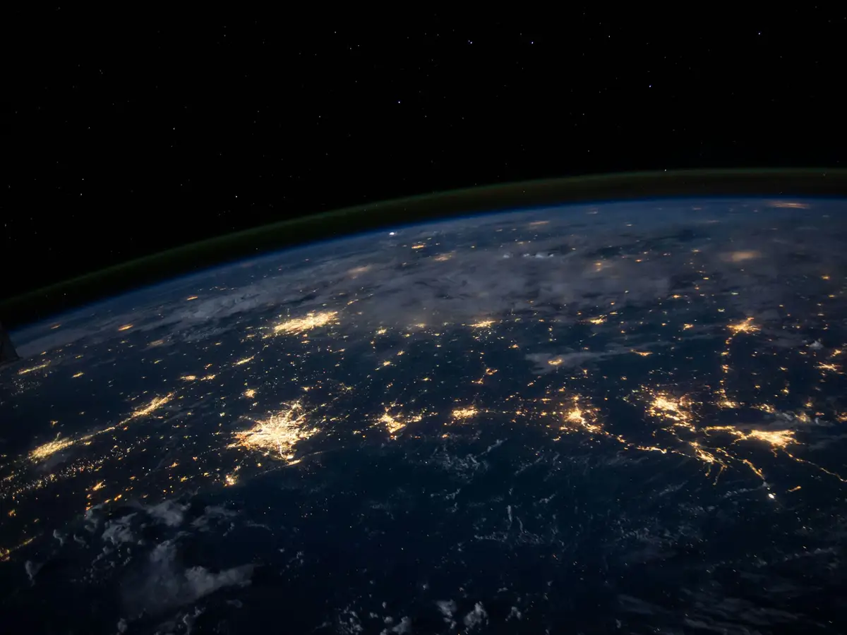 La Tierra de noche vista desde la órbita con las luces de las ciudades encendidas